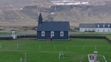 Güneşli bir günde İzlanda 'nın Snaefellsnes yarımadasındaki Budir' in ünlü siyah kilisesi.