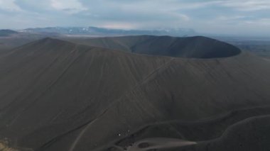 Büyük Hverfjall volkan kraterinin havadan görünüşü İzlanda 'nın kuzeyindeki Myvatn bölgesinde kasvetli bir günde Tephra konisi veya Tuff volkanı gibidir.