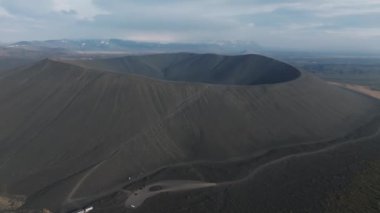 Büyük Hverfjall volkan kraterinin havadan görünüşü İzlanda 'nın kuzeyindeki Myvatn bölgesinde kasvetli bir günde Tephra konisi veya Tuff volkanı gibidir.