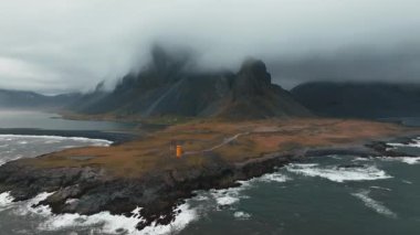 Fırtına sırasında İzlanda 'da Stoksnes Burnu' ndaki Vestrahorn Dağı. İnanılmaz İzlanda deniz manzarası. Popüler turist eğlencesi. En ünlü seyahat yerleri. İzlanda 'nın 4k sahnesi
