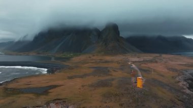 Fırtına sırasında İzlanda 'da Stoksnes Burnu' ndaki Vestrahorn Dağı. İnanılmaz İzlanda deniz manzarası. Popüler turist eğlencesi. En ünlü seyahat yerleri. İzlanda 'nın 4k sahnesi