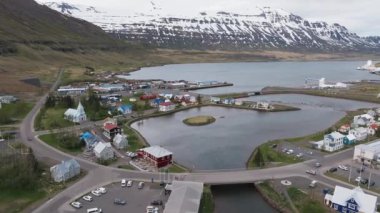 İzlanda 'daki Seydisfjordur kasabasının hava manzarası. Seydisfjordur 'daki ünlü gökkuşağı yolu. Etrafında İzlanda binaları var. Sanat eserleri boyalı duvarlar. İzlanda 'da güzel, rahat bir kasaba..