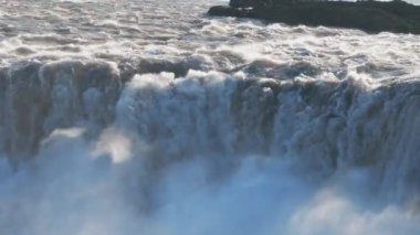Kuzey İzlanda 'da güneşli bir günde güçlü Godafoss şelalesinin hava manzarası. Kuzey İzlanda 'da Güzel Godafoss Şelalesi.