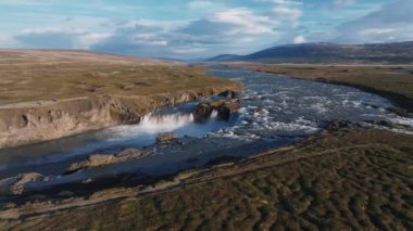 Kuzey İzlanda 'da güneşli bir günde güçlü Godafoss şelalesinin hava manzarası. Kuzey İzlanda 'da Güzel Godafoss Şelalesi.