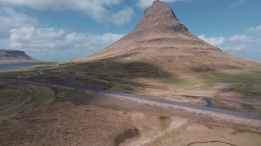 Ünlü Kirkjufellfoss Şelalesi ile birlikte İzlanda 'nın kuzey kıyısında yer alan Snafellsnes yarımadasında yaz mevsimi.