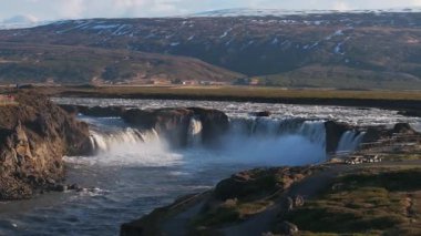 Kuzey İzlanda 'da güneşli bir günde güçlü Godafoss şelalesinin hava manzarası. Kuzey İzlanda 'da Güzel Godafoss Şelalesi.