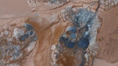 İzlanda 'daki Geysir Vadisi' nin güzel hava manzarası. İzlanda, Haukadüler Vadisi 'ndeki jeotermal alan, kaynayan kaplıcalarla, sıcak su akıntılarıyla