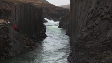 Studlagil Kanyonu 'nun havadan görünüşü. Jokulsa Bru nehrinin güzel manzarası. İzlanda, Avrupa 'nın muhteşem doğa manzarası. Doğa konseptinin güzelliği.