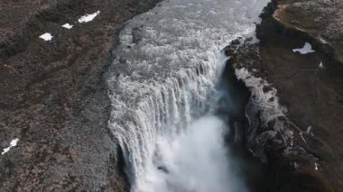 İzlanda 'daki Jokulsarglijufur Ulusal Parkı' ndaki Dettifoss Şelalesi 'nin hava manzarası. Jokulsa-a-Fjollum Nehri, 500 metre genişliğindeki kanyonun 134 metre içine dökülüyor. Avrupa 'nın en güçlü şelalesi