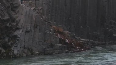 Studlagil Kanyonu 'nun havadan görünüşü. Jokulsa Bru nehrinin güzel manzarası. İzlanda, Avrupa 'nın muhteşem doğa manzarası. Doğa konseptinin güzelliği.