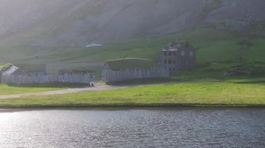 Doğu İzlanda 'nın Stokkksnes kıyılarındaki Vestrahorn Dağı yakınlarındaki Viking köyünün güzel panoramik görüntüsü..