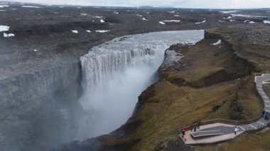 İzlanda 'daki Jokulsarglijufur Ulusal Parkı' ndaki Dettifoss Şelalesi 'nin hava manzarası. Jokulsa-a-Fjollum Nehri, 500 metre genişliğindeki kanyonun 134 metre içine dökülüyor. Avrupa 'nın en güçlü şelalesi