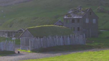 Doğu İzlanda 'nın Stokkksnes kıyılarındaki Vestrahorn Dağı yakınlarındaki Viking köyünün güzel panoramik görüntüsü..