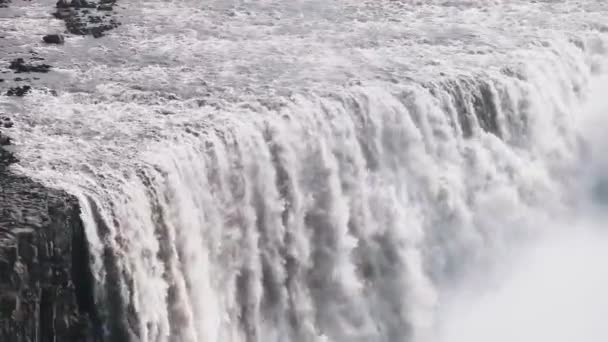 Vue aérienne de la cascade Dettifoss dans le parc national Jokulsarglijufur en Islande. La rivière Jokulsa-a-Fjollum se jette à 134 m dans le canyon de 500 m de large. cascade la plus puissante d'Europe