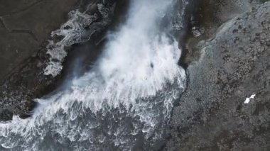 İzlanda 'daki Jokulsarglijufur Ulusal Parkı' ndaki Dettifoss Şelalesi 'nin hava manzarası. Jokulsa-a-Fjollum Nehri, 500 metre genişliğindeki kanyonun 134 metre içine dökülüyor. Avrupa 'nın en güçlü şelalesi