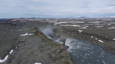 İzlanda 'daki Jokulsarglijufur Ulusal Parkı' ndaki Dettifoss Şelalesi 'nin hava manzarası. Jokulsa-a-Fjollum Nehri, 500 metre genişliğindeki kanyonun 134 metre içine dökülüyor. Avrupa 'nın en güçlü şelalesi