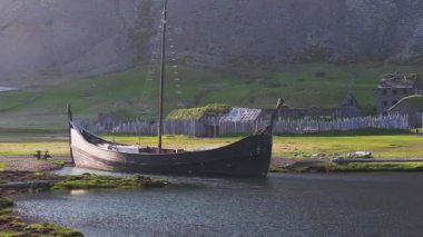 Doğu İzlanda 'nın Stokkksnes kıyılarındaki Vestrahorn Dağı yakınlarındaki Viking köyünün güzel panoramik görüntüsü..