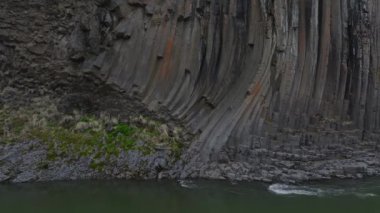 Studlagil Kanyonu 'nun havadan görünüşü. Jokulsa Bru nehrinin güzel manzarası. İzlanda, Avrupa 'nın muhteşem doğa manzarası. Doğa konseptinin güzelliği.