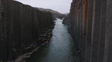 Studlagil Kanyonu 'nun havadan görünüşü. Jokulsa Bru nehrinin güzel manzarası. İzlanda, Avrupa 'nın muhteşem doğa manzarası. Doğa konseptinin güzelliği.