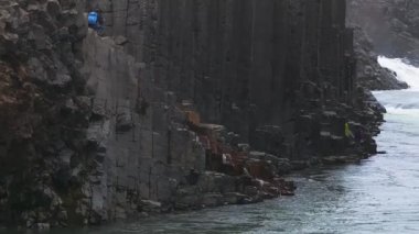 Studlagil Kanyonu 'nun havadan görünüşü. Jokulsa Bru nehrinin güzel manzarası. İzlanda, Avrupa 'nın muhteşem doğa manzarası. Doğa konseptinin güzelliği.