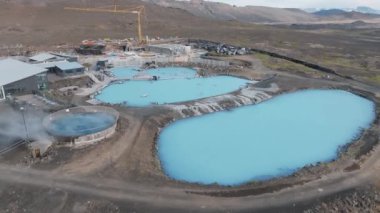 İzlanda 'daki Mavi Göl' ün havadan görünüşü. İzlanda 'nın en ünlü ve popüler SPA mekanı. Havadan manzara. Tatil görüntüsü. Jeotermal gölde mavi ve sıcak su.