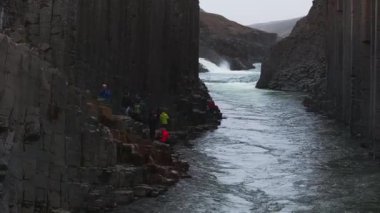 Studlagil Kanyonu 'nun havadan görünüşü. Jokulsa Bru nehrinin güzel manzarası. İzlanda, Avrupa 'nın muhteşem doğa manzarası. Doğa konseptinin güzelliği.