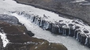 İzlanda 'daki Jokulsarglijufur Ulusal Parkı' ndaki Dettifoss Şelalesi 'nin hava manzarası. Jokulsa-a-Fjollum Nehri, 500 metre genişliğindeki kanyonun 134 metre içine dökülüyor. Avrupa 'nın en güçlü şelalesi