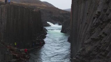 Studlagil Kanyonu 'nun havadan görünüşü. Jokulsa Bru nehrinin güzel manzarası. İzlanda, Avrupa 'nın muhteşem doğa manzarası. Doğa konseptinin güzelliği.