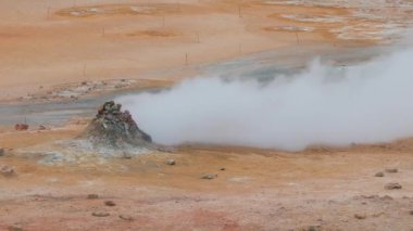 İzlanda 'daki Geysir Vadisi' nin güzel hava manzarası. İzlanda, Haukadüler Vadisi 'ndeki jeotermal alan, kaynayan kaplıcalarla, sıcak su akıntılarıyla
