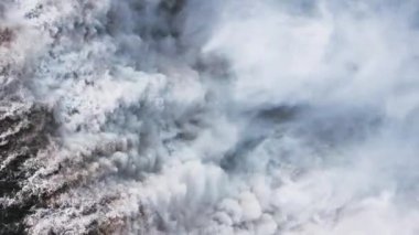 İzlanda 'daki Jokulsarglijufur Ulusal Parkı' ndaki Dettifoss Şelalesi 'nin hava manzarası. Jokulsa-a-Fjollum Nehri, 500 metre genişliğindeki kanyonun 134 metre içine dökülüyor. Avrupa 'nın en güçlü şelalesi