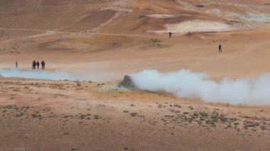 İzlanda 'daki Geysir Vadisi' nin güzel hava manzarası. İzlanda, Haukadüler Vadisi 'ndeki jeotermal alan, kaynayan kaplıcalarla, sıcak su akıntılarıyla