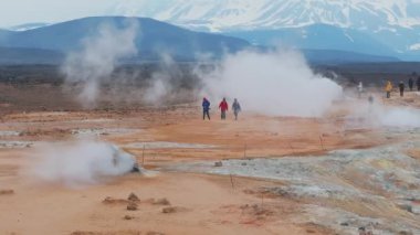İzlanda 'daki Geysir Vadisi' nin güzel hava manzarası. İzlanda, Haukadüler Vadisi 'ndeki jeotermal alan, kaynayan kaplıcalarla, sıcak su akıntılarıyla