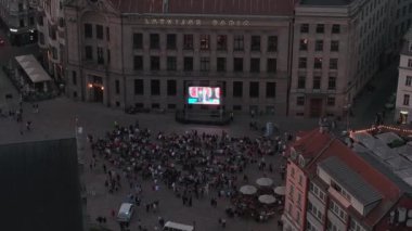 Eski şehir Riga, Letonya 'nın merkezindeki dev ekranlarda hokey maçı izleyen bir kalabalık. Eski şehrin havadan görünüşü.