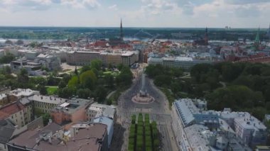 Riga Rimi Maratonu 2024. Maraton etkinliği sırasında şehirde koşan kalabalığın hava görüntüsü. Toprak setten başlayın ve insanlar Daugava nehrinden şehir merkezine doğru koşun..