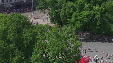 Riga Rimi Maratonu 2024. Maraton etkinliği sırasında şehirde koşan kalabalığın hava görüntüsü. Toprak setten başlayın ve insanlar Daugava nehrinden şehir merkezine doğru koşun..