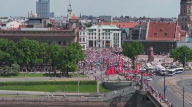 Riga Rimi Maratonu 2024. Maraton etkinliği sırasında şehirde koşan kalabalığın hava görüntüsü. Toprak setten başlayın ve insanlar Daugava nehrinden şehir merkezine doğru koşun..