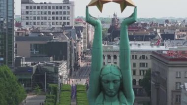 Riga Rimi Maratonu 2024. Maraton etkinliği sırasında şehirde koşan kalabalığın hava görüntüsü. Toprak setten başlayın ve insanlar Daugava nehrinden şehir merkezine doğru koşun..