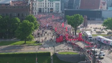 Riga Rimi Maratonu 2024. Maraton etkinliği sırasında şehirde koşan kalabalığın hava görüntüsü. Toprak setten başlayın ve insanlar Daugava nehrinden şehir merkezine doğru koşun..