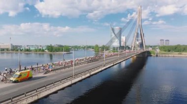 Riga Rimi Maratonu 2024. Maraton etkinliği sırasında şehirde koşan kalabalığın hava görüntüsü. Toprak setten başlayın ve insanlar Daugava nehrinden şehir merkezine doğru koşun..