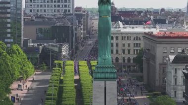 Riga Rimi Maratonu 2024. Maraton etkinliği sırasında şehirde koşan kalabalığın hava görüntüsü. Toprak setten başlayın ve insanlar Daugava nehrinden şehir merkezine doğru koşun..