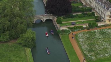 Cambridge 'in eski kentinin havadan görünüşü, Cambridge, Cambridgeshire, İngiltere' deki Kings College Kilisesi yakınlarındaki dar kanallar ve nehir tekneleri.. 