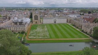 Cambridge 'in eski kentinin havadan görünüşü, Cambridge, Cambridgeshire, İngiltere' deki Kings College Kilisesi yakınlarındaki dar kanallar ve nehir tekneleri.. 
