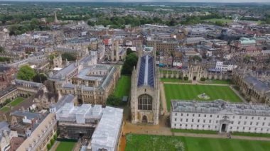 Cambridge 'in eski kasabasının havadan görünüşü. Cambridge, Cambridgeshire, İngiltere 'nin merkezindeki Güzel Krallar Koleji Şapeli. 
