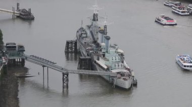Thames Nehri 'nin karşısındaki Londra şehir manzarası HMS Belfast Savaş Gemisi Müzesi, Londra, İngiltere manzaralı.