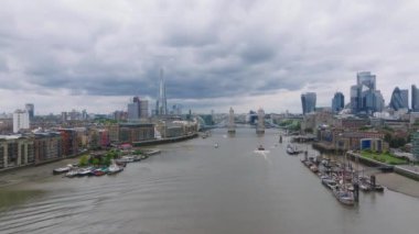 Londra 'daki Tower Köprüsü' nün havadan görüntüsü. Thames nehrinin üzerindeki Londra 'nın merkezi. Büyük Britanya 'nın başkenti.