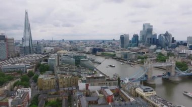 Londra 'daki Tower Köprüsü' nün havadan görüntüsü. Thames nehrinin üzerindeki Londra 'nın merkezi. Büyük Britanya 'nın başkenti.