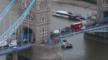 Londra 'daki Tower Köprüsü' nün havadan görüntüsü. Thames nehrinin üzerindeki Londra 'nın merkezi. Büyük Britanya 'nın başkenti.