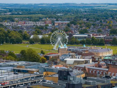 Cambridge 'in eski kasabasının havadan görünüşü. Cambridge, Cambridgeshire, İngiltere 'nin merkezindeki Güzel Krallar Koleji Şapeli.