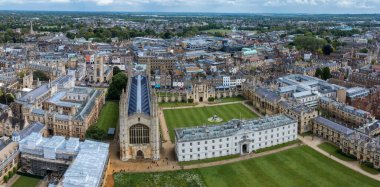 Cambridge 'in eski kasabasının havadan görünüşü. Cambridge, Cambridgeshire, İngiltere 'nin merkezindeki Güzel Krallar Koleji Şapeli.