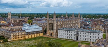 Cambridge 'in eski kasabasının havadan görünüşü. Cambridge, Cambridgeshire, İngiltere 'nin merkezindeki Güzel Krallar Koleji Şapeli.